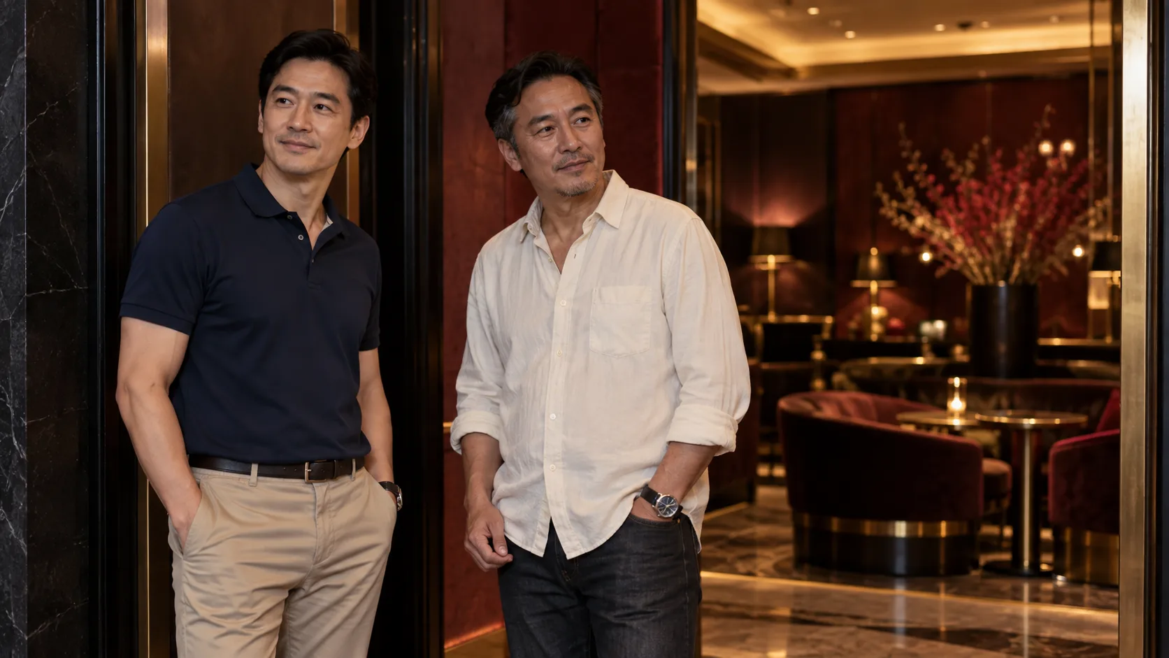 兩位男客穿Polo衫與休閒襯衫準備進場